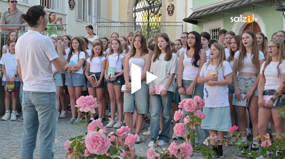 Eine Kinderchorgruppe singt ein Lied