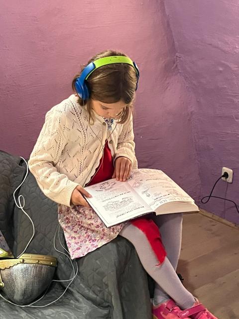 Kinder entdecken an verschiedenen Mitmachstationen das Mittelalter