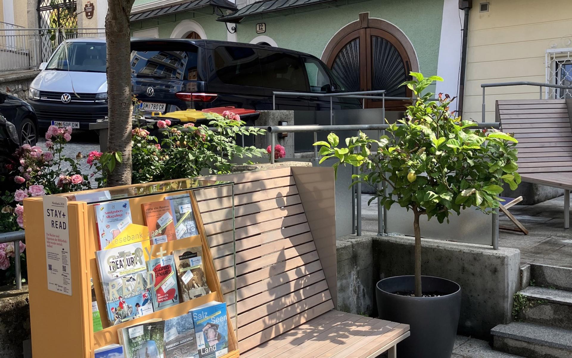 Foto einer Bank mit Büchervitrine