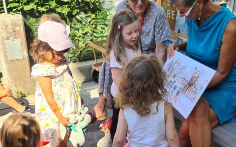 Foto von der GeschichtenZeit, Lesebänke