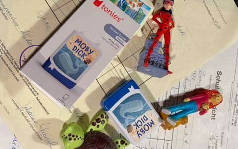 Foto von Semesterzeugnissen und Tonies